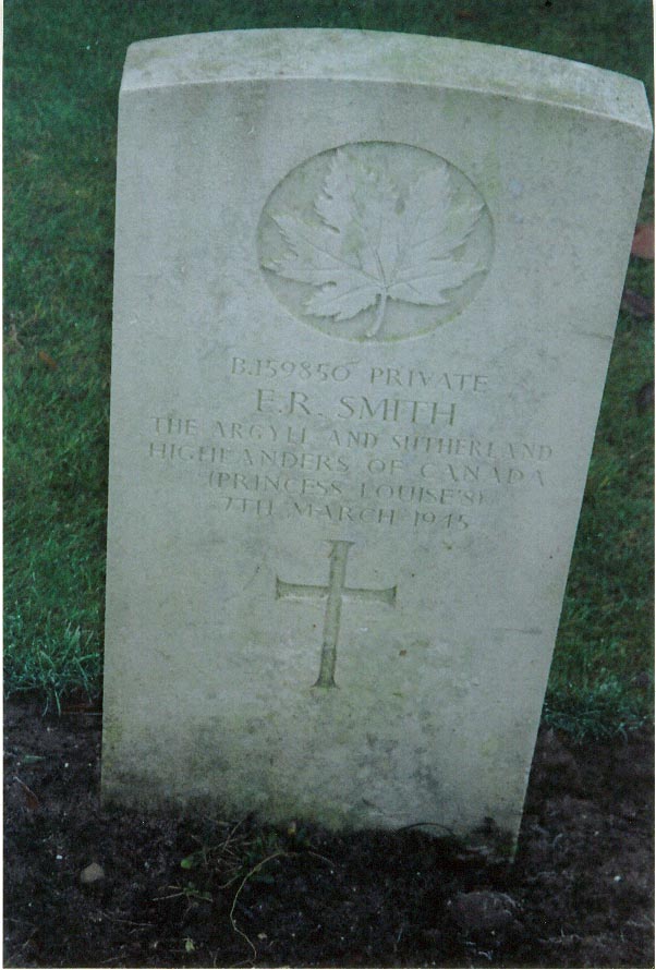 Gravestone Pte. E.R. Smith, Groesbeek Canadian War Cemetery